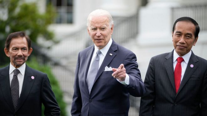 Flanked by Sultan of Brunei Haji Hassanal Bolkiah (L) and President of Indonesia Joko Widodo (R), U.S. President Joe Biden reacts to a reporters question on the South Lawn of the White House on May 12, 2022 in Washington, DC.