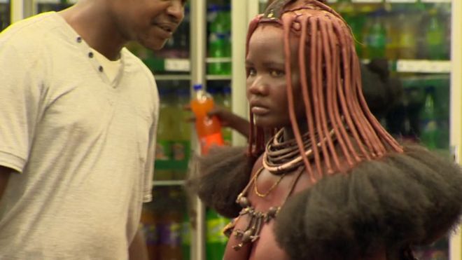 Химба женщина в супермаркете