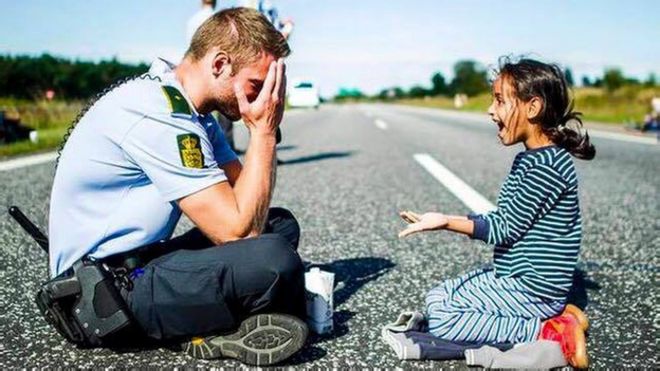 Датский полицейский и молодая девушка