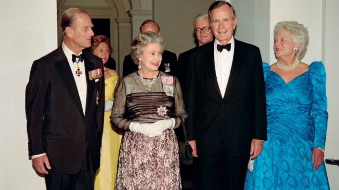 Джордж Буш-старший и первая леди Барбара Буш прибывают на обед в посольство Великобритании с королевой Елизаветой II и ее мужем, принцем Филиппом в Вашингтоне, округ Колумбия