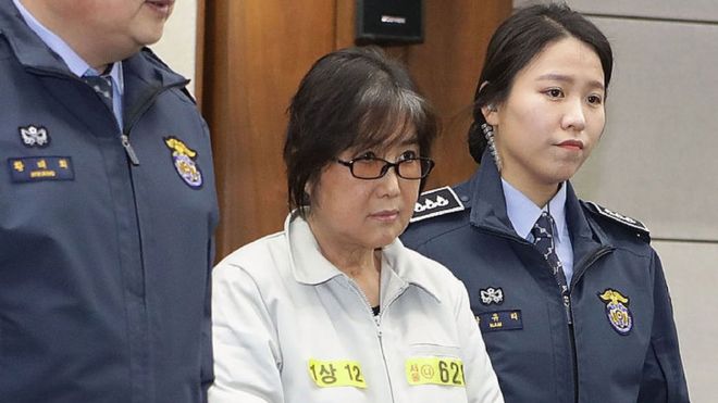 Чой Сун-Сил (С), заключенная в тюрьму опозоренного президента Южной Кореи Пак Кын Хе, появляется в первый день суда в центральном окружном суде Сеула в Сеуле 5 января 2017 года.