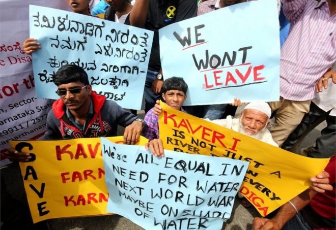 Активисты про-Карнатака держат плакаты во время акции протеста в Бангалоре, Индия, 9 сентября 2016 года.