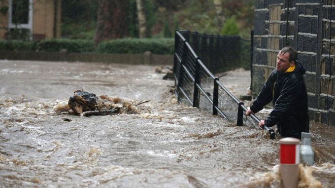 Жители сражаются с паводковыми водами, когда река Колдер разрывает свои берега в мифольмройдском городе Западный Йоркшир 26 декабря 2015 года