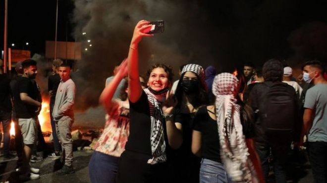 Palestinian protesters take a selfie, May 2021