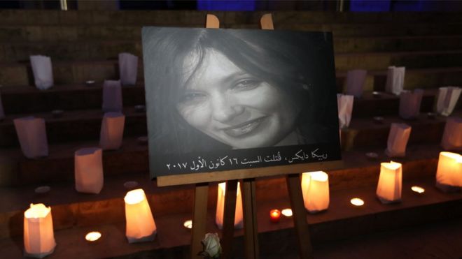 Бдение Ребекки Дайкс при свечах в Бейруте
