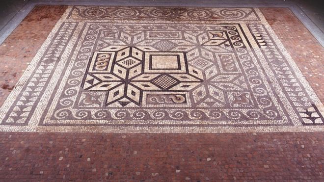 Римская мозаика, которая восходит ко второму или третьему веку нашей эры и имеет крошечные белые, коричневые и красные плитки. Это будет демонстрироваться в Сент-Олбанс.