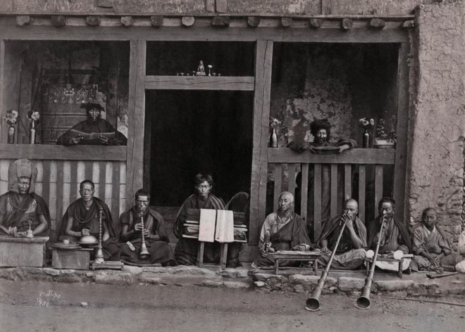 A row of buddhist Musicians, Darjeeling