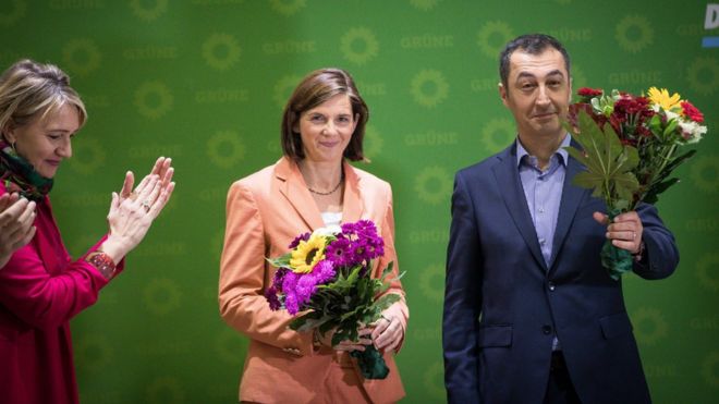 Катрин Геринг-Эккард (C) и Джем Здемир держат цветы рядом с федеральной председательницей Симоной Петерс (слева) на пресс-конференции в Зеленом в Берлине (25 сентября)