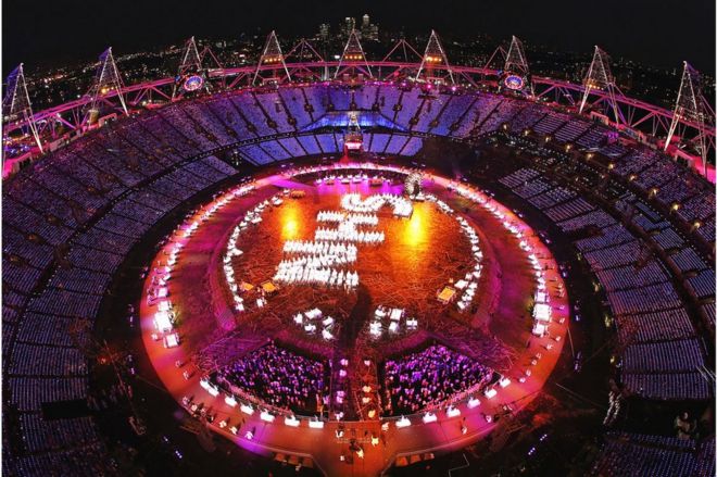 Исполнители отдают дань уважения Национальной службе здравоохранения (в частности, NHS) во время церемонии открытия Олимпийских игр 2012 года в Лондоне