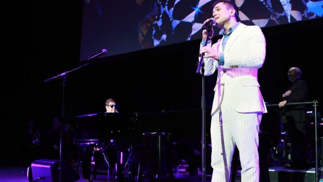 Элтон Джон и Тарон Эгертон выступают вместе во время выступления Rocketman: Live in Concert в Греческом театре в Лос-Анджелесе 17 октября 2019 года