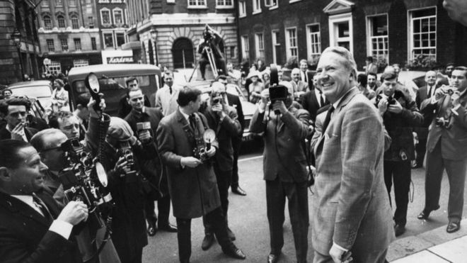 Тед Хит сталкивается с операторами при выходе из своего дома в Олбани-Хаус, Пикадилли, Лондон, 1965 год