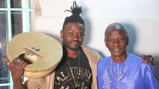 Pape Moussa Sonko a eu une enfance bercée par les rythmes du Mbalakh, danse populaire sénégalaise. Ici, avec son père.