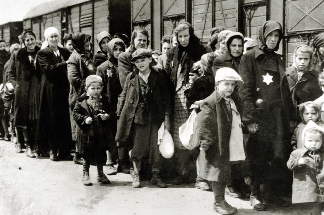 A chegada de judeus húngaros em Auschwitz-Birkenau, na Polônia ocupada pela Alemanha, em junho de 1944. Entre 2 de maio e 9 de julho, mais de 430.000 judeus húngaros foram deportados para Auschwitz.