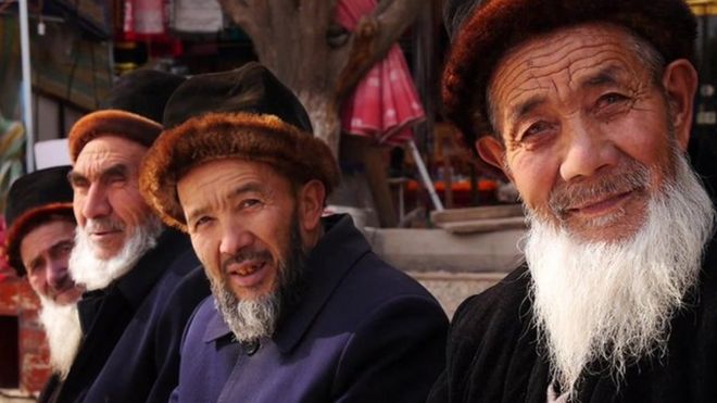 Бородатые пожилые уйгуры в провинции Синьцзян