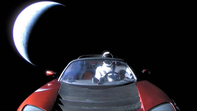 Манекен космонавта в костюме в машине Тесла