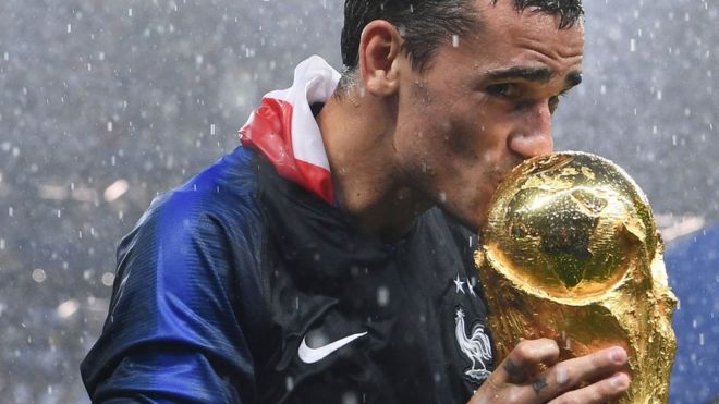 Antoine Griezmann besando el trofeo