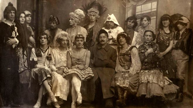 Участники мужской костюмированной свадьбы 1921-го года, организованной Афанасием Шауром