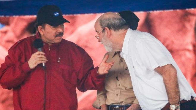 Daniel Ortega charla con Rafael Solís