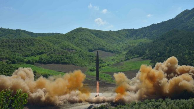 Межконтинентальная баллистическая ракета Hwasong-14 видна во время ее испытательного запуска на этой недатированной фотографии, выпущенной Корейским центральным информационным агентством Кореи (KCNA) в Пхеньяне, 4 июля 2017 года