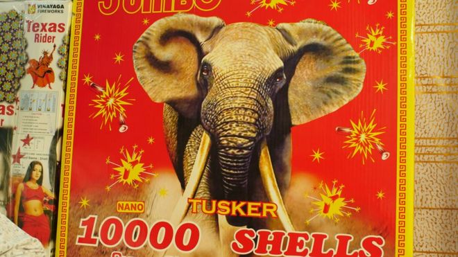 На коробке Jumbo Tusker изображен большой слон на красном фоне