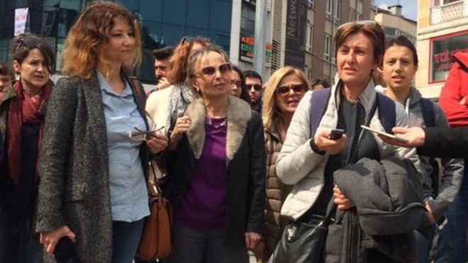 Hülya Şen Boğa heykelinde eylemini açıklıyor.