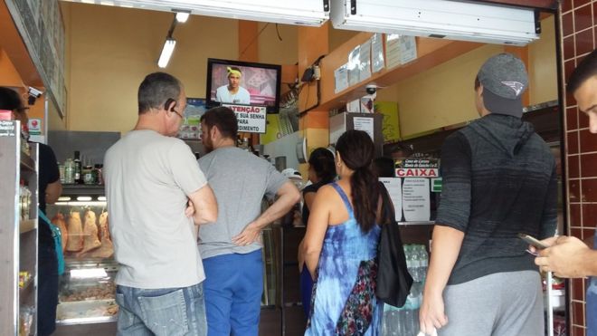 Clientes em açougue em Porto Alegre