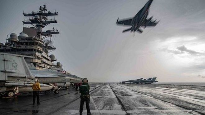 Tiêm kích F-18 bay qua tàu sân bay USS Ronald Reagan trong cuộc tập trận trên Biển Đông