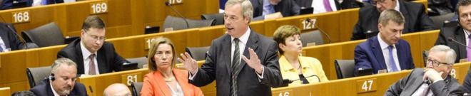 Найджел Фараж (стоит) в Европейском парламенте, 28 июня