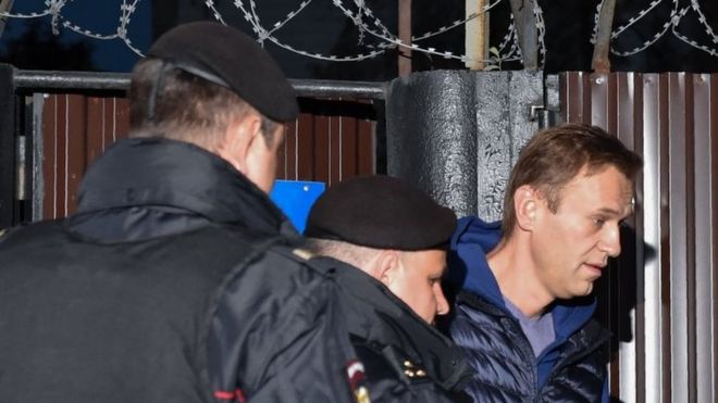 Российские полицейские задерживают Алексея Навального (справа) возле СИЗО в Москве. Фото: 24 сентября 2018 г.