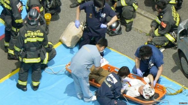 Пассажир, которого лечили медики и спасатели после выхода из поезда (30 июня 2015 г.)