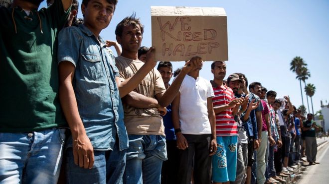 Группа пакистанских мигрантов протестует по поводу отсутствия прогресса в получении транзитных документов 31 августа 2015 года в Косе, Греция.