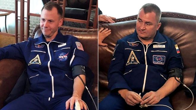 Американский астронавт Ник Хейг и космонавт Алексей Овчинин после приземления благополучно после инцидента с их ракетой "Союз", 11 октября 2018 года