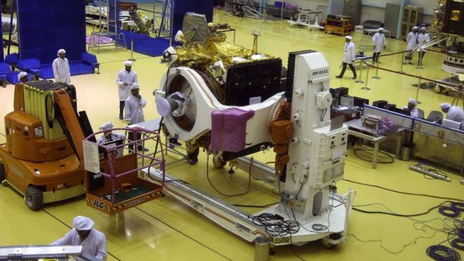 علماء هنود يشتغلون على مركبة "تشندريان-2"