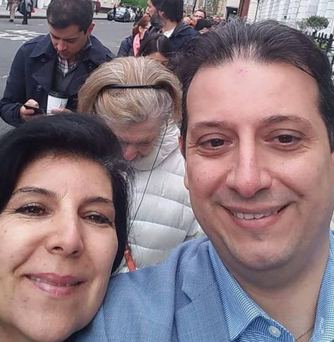 Надя Дарси и ее брат Осман в очереди в ожидании голосования