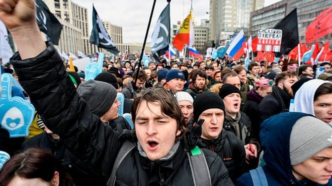 Люди посещают митинг оппозиции в центре Москвы