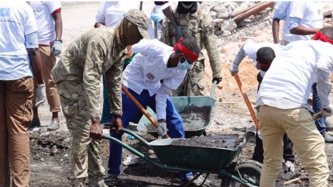 Askarta iyo shacabka umaysan kala harin howsha gurmadka "taas oo muujisay in si guud looga midoobay weerarkii sabtidii ka dhacay Muqdisho"