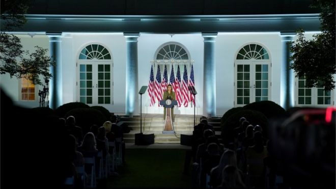 Мелания Трамп выступает из Розового сада Белого дома