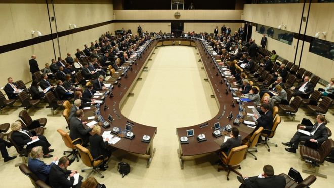 Министры иностранных дел НАТО сидят за столом во время встречи по иностранным делам в штаб-квартире НАТО в Брюсселе 7 декабря 2016 года.