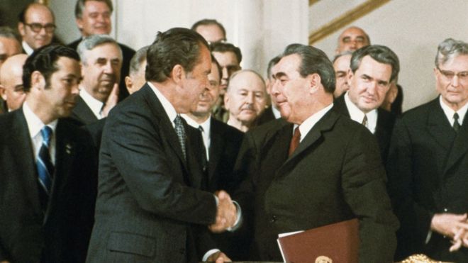 Президент Никсон и премьер-министр СССР Брежнев пожимают друг другу руки после подписания первого соляного договора.