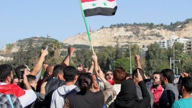 Сирийцы поддерживают президента Асада после воздушных ударов под руководством США в ответ на предполагаемое нападение с применением химического оружия, в котором обвиняется правительство, 14 апреля 2018 года