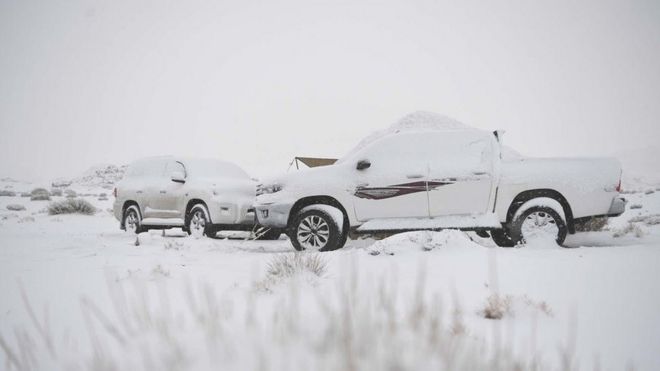 சௌதி அரேபியாவில் கடும் பனிப்பொழிவு - மகிழ்ச்சியில் மக்கள்