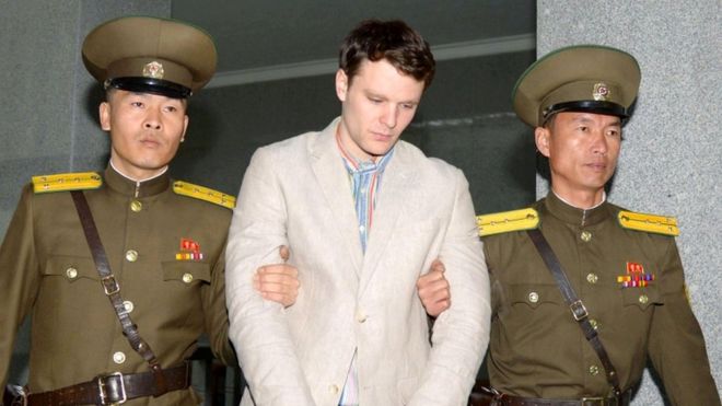 Отто Фредерик Уормбиер (С), студент Университета Вирджинии, взятый северокорейскими охранниками во время его появления в суде в марте 2016 года