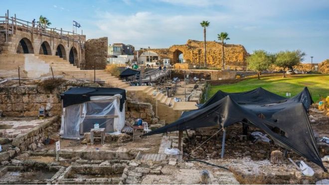 Археологические раскопки в древнем израильском портовом городе Кейсария