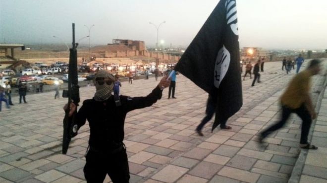 Mpiganaji wa IS nchini Iraq akishikilia bendera ya ISILA
