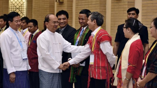 Президент Тейн Сейн (в центре слева впереди) обменивается рукопожатием с представителем вооруженных этнических групп во время общенациональной встречи по соглашению о прекращении огня в Нейпьидо, Мьянма, в сентябре 2015 года