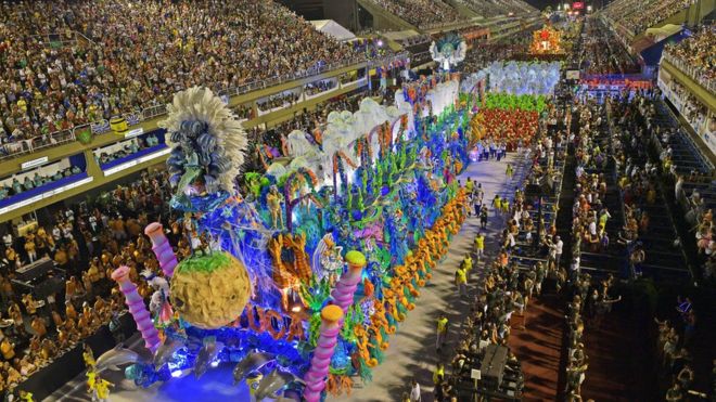 Поклонники школы самбы выступают во второй вечер карнавала в Рио-де-Жанейро на Самбадроме в Рио-де-Жанейро, Бразилия, 12 февраля 2018 года