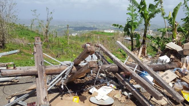 Разбитая опора электричества в Пуэрто-Рико