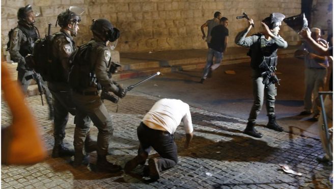 صدامات بين الشرطة الإسرائيلية والمصلين الفلسطينيين في القدس