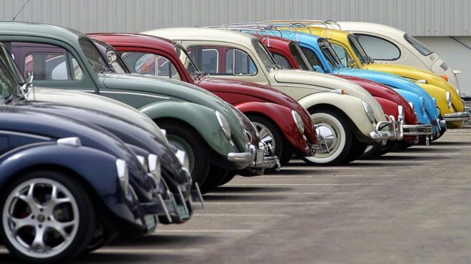 Volkswagen Beetles на выставке на заводе в Пуэбле, Мексика, где последняя модель сошла с конвейера, август 2003 г.