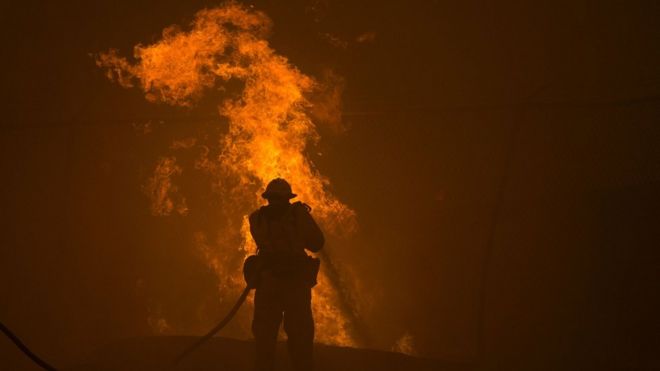 Un bombero intenta contener el incendio.